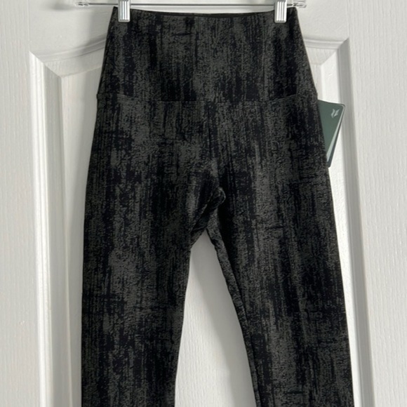 Hi Waisted Fashion leggings black & grey print Lysse XS. 29’ inseam. - Picture 4 of 9